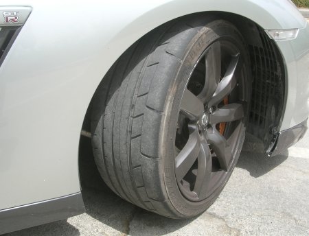 nissan-gtr-tyre