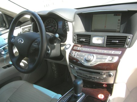 2011-infiniti-m56-dubai-2