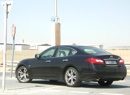 2011-infiniti-m56-dubai-4