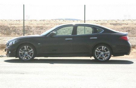 2011-infiniti-m56-dubai-9