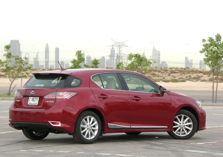 2011-Lexus-CT-200h-3