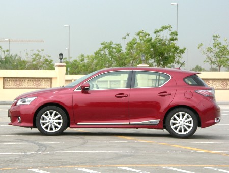 2011-Lexus-CT-200h-4