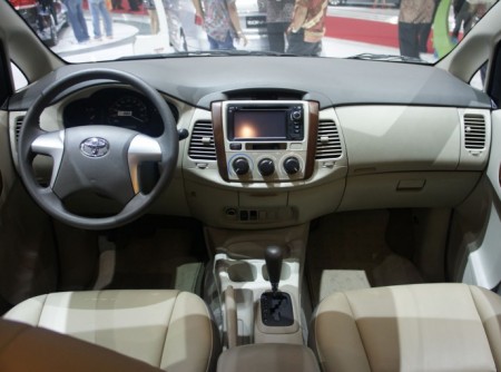 2012-toyota-innova-3