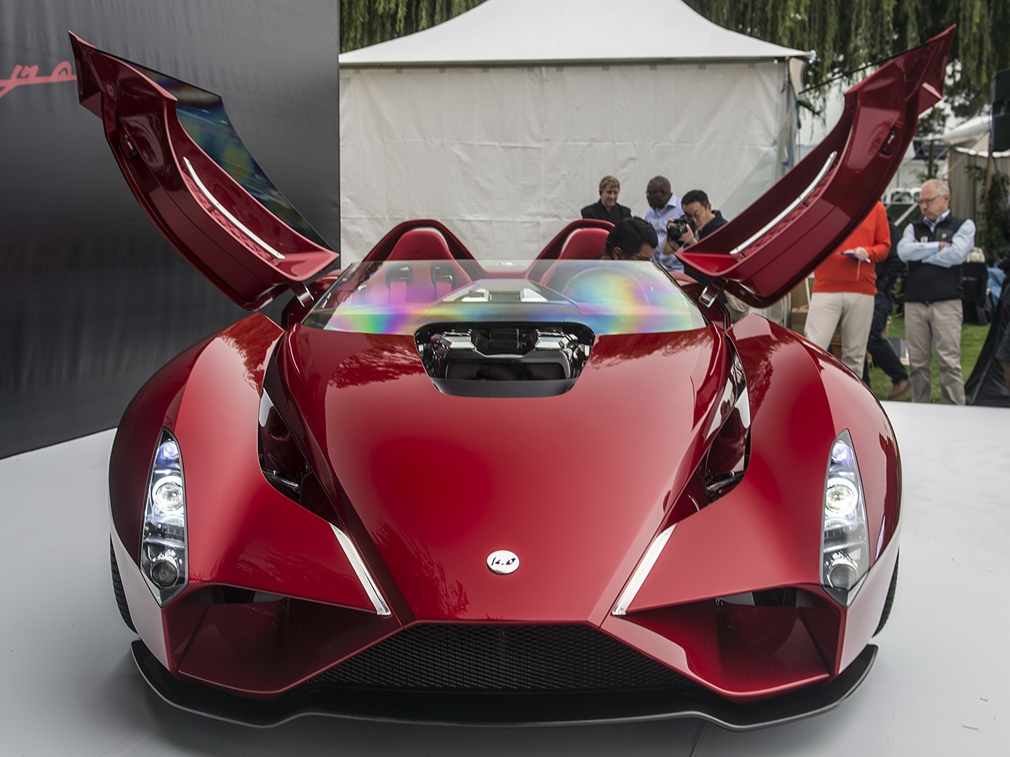 سيارات كين أوكاياما Kode57 تبهر الأنظار بأبوابها التي تفتح للأعلى بالاتجاه المعاكس