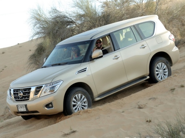 نيسان باترول V6 تحل محل ES V8 لعام 2017، في صالات العرض في الامارات العربية المتحدة