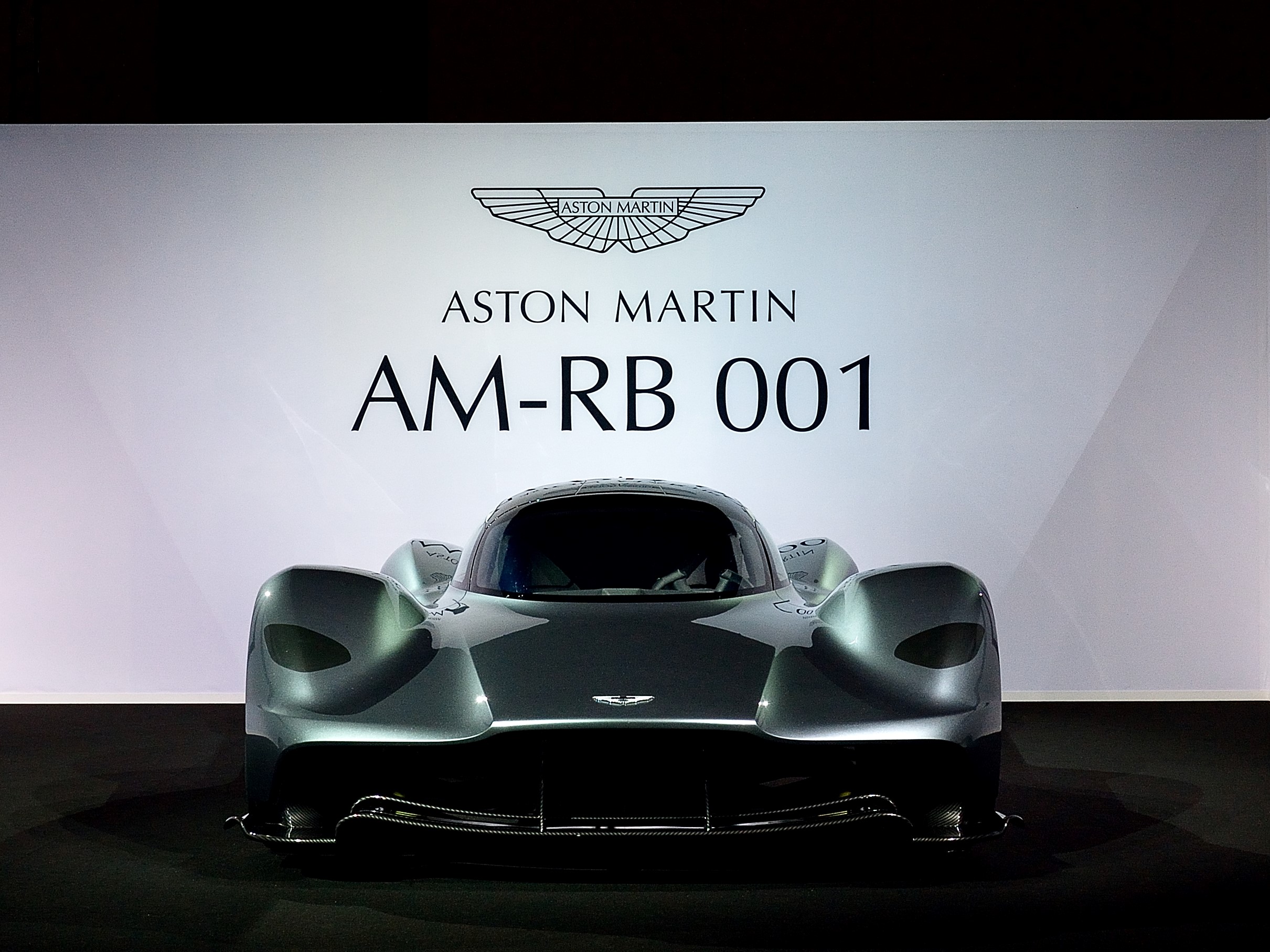 أستون مارتن و فريق ريد بول للسباقات يكشفان عن سيارة السباقاتAM-RB 001  هايبركار الثورية في الشرق الأوسط