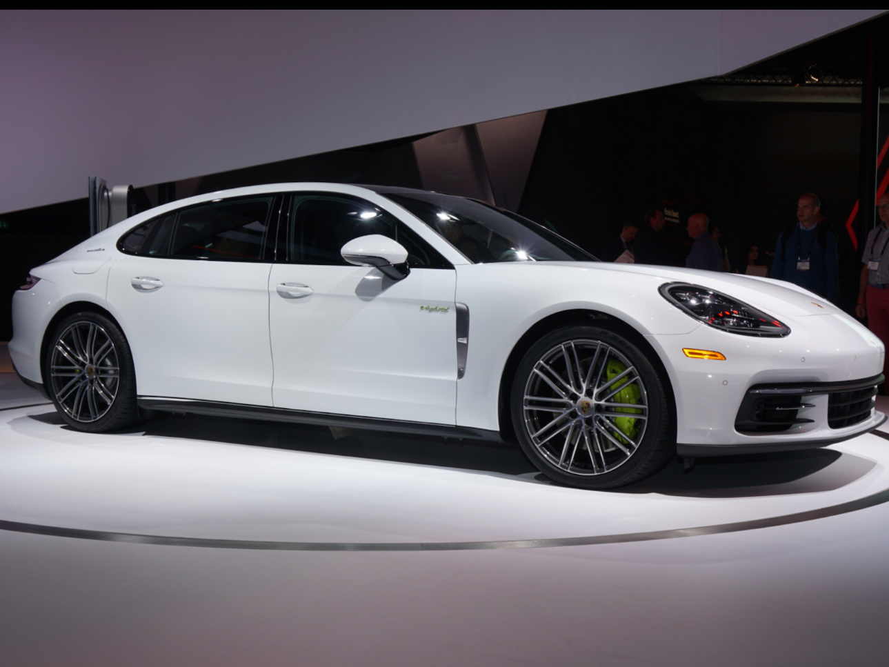 الكشف عن 2018 بورشه باناميرا بطرازي القاعدة و اكسيكيتف الفخم في معرض لوس أنجلوس الدولي للسيارات